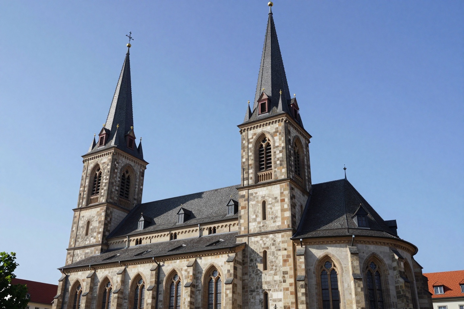 Historische Kirche mit Kirchturm bei Tageslicht